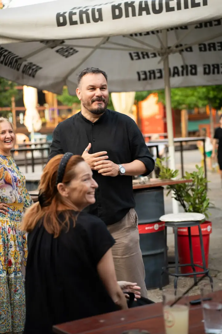 Nefiltrirano Beograd — Dejan Pataki u razgovoru sa gostima u bašti Gvint Pivnice
