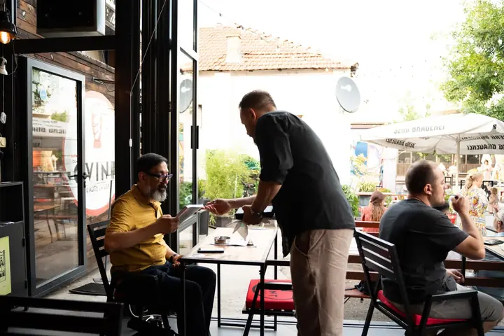 Nefiltrirano Beograd — Dejan Pataki pozdravlja gosta na događaju u Gvint Pivnici