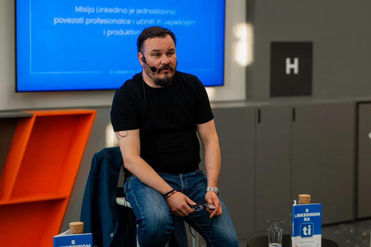 Dejan Pataki drži predavanje o ličnom brendingu i LinkedIn strategiji na konferenciji S LinkedInom na ti
